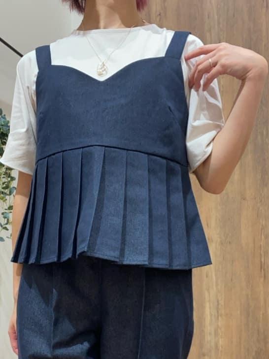 まなしぃさんの「grove｜【2点SET/体型カバー】夏から秋まで着まわせる！プリーツビスチェセットアップ」を使ったコーディネート