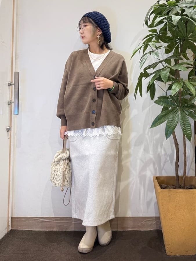misakiさんの「SHOO･LA･RUE｜【洗える/毛玉レス】表面がきれいなVネックカーディガン」を使ったコーディネート