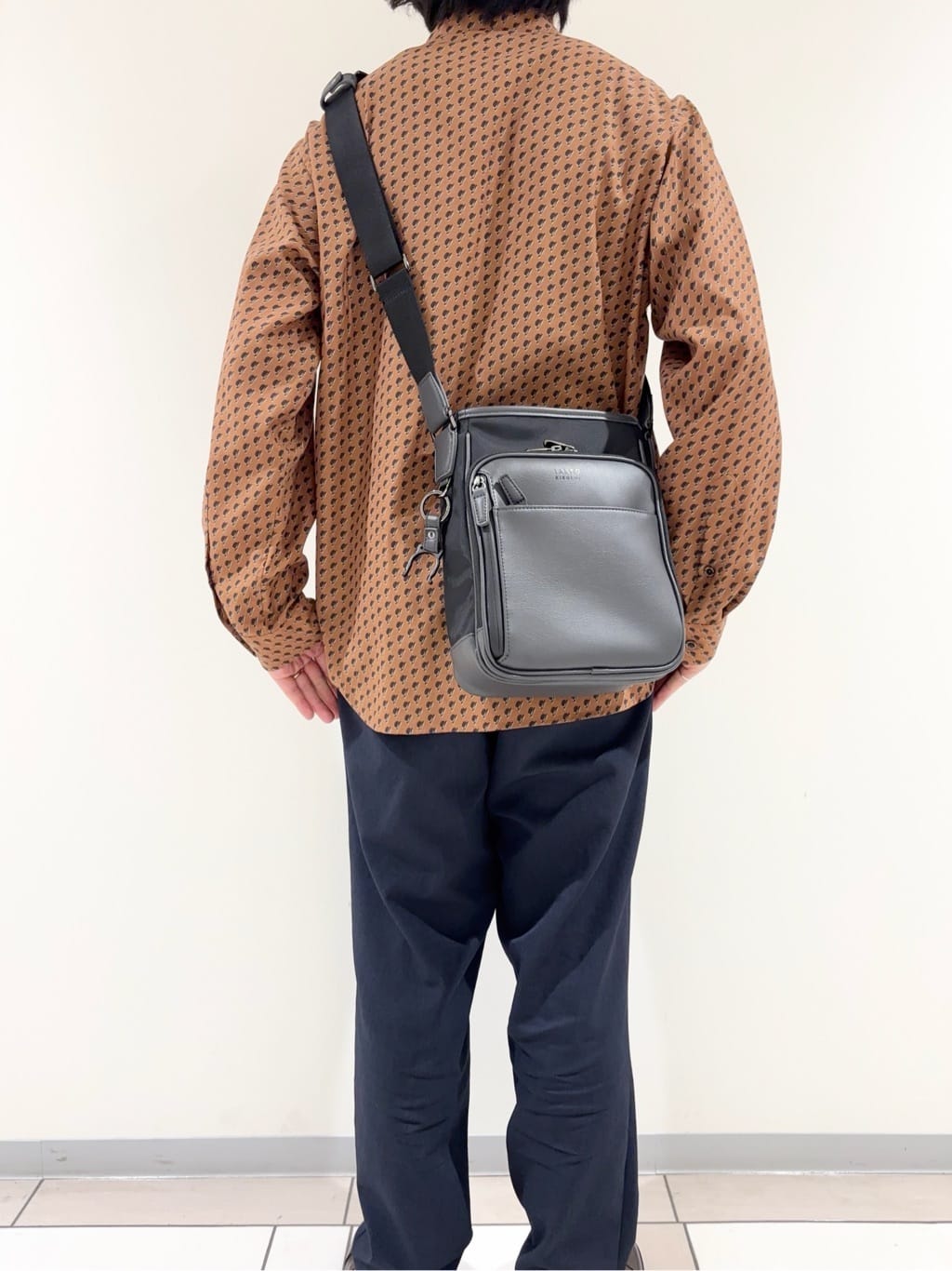 及川さんの「TAKEO KIKUCHI｜ボーラーハット柄 長袖シャツ」を使ったコーディネート