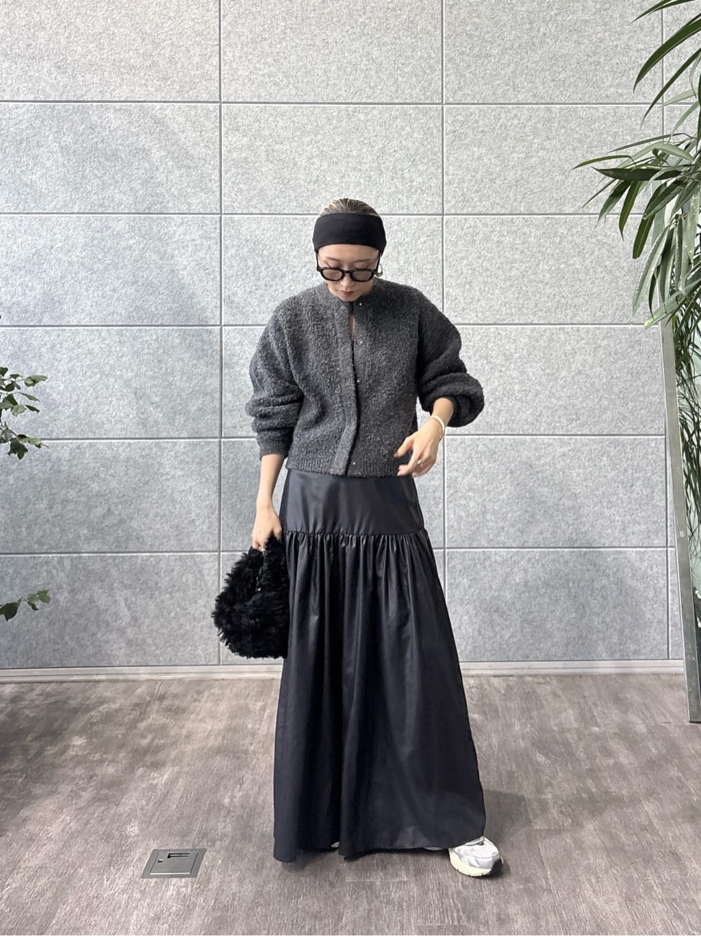 kotakiさんの「INDIVI｜レザーライクマキシスカート」を使ったコーディネート