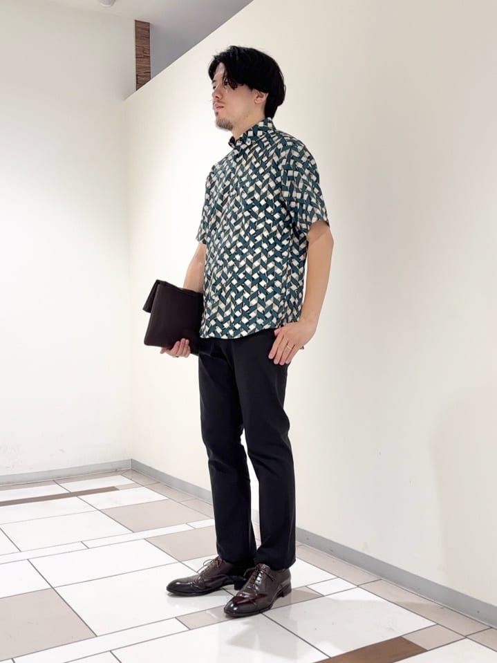 及川さんの「TAKEO KIKUCHI｜【COOL CITY WEAR】籠目アート柄 サッカーシャツ /通気性」を使ったコーディネート
