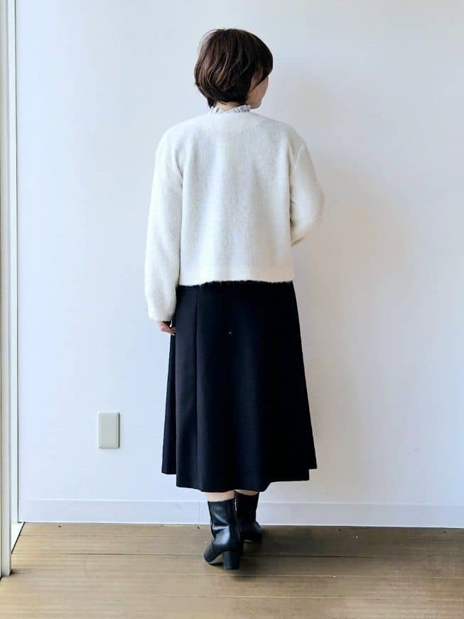 やじまさんの「UNTITLED｜【ジャケット風/メタルボタン】アルパカ混シャギーカーディガン」を使ったコーディネート