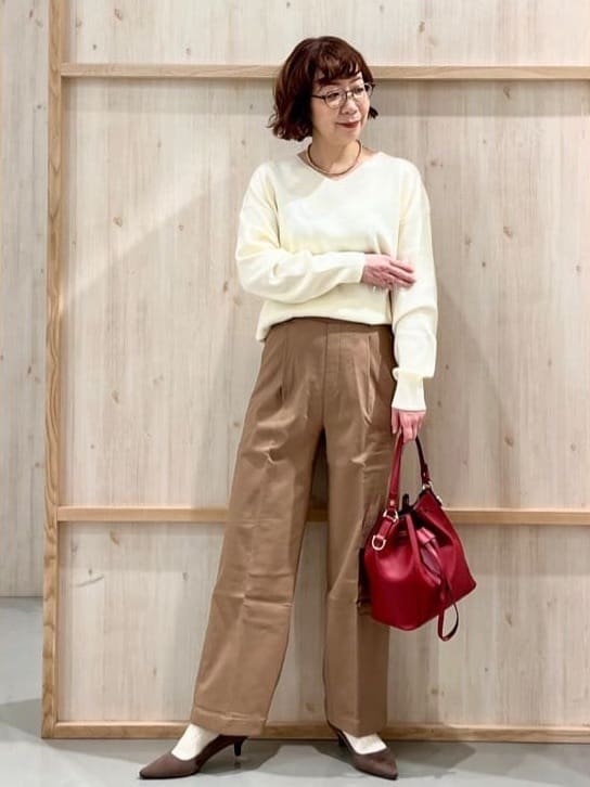 nakoさんの「THE SHOP TK｜【すっきりシルエットが叶う】大人のためのVネックニット/毛玉になりにくい/静電気防止/洗濯機OK」を使ったコーディネート