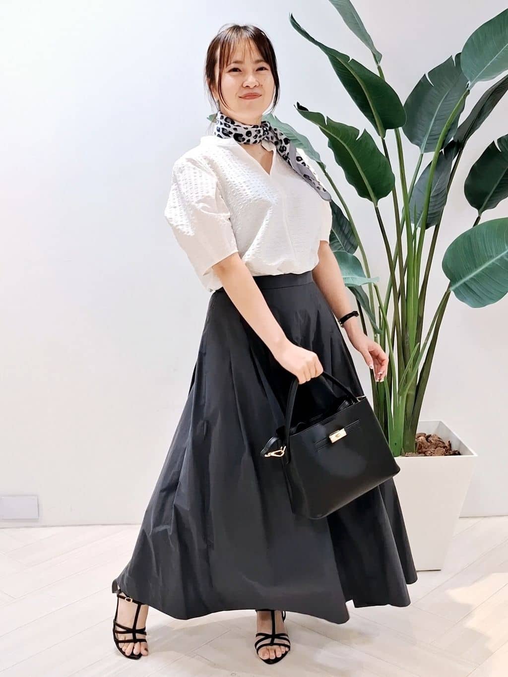 YuKaRiさんの「UNTITLED｜【吸水速乾/ストレッチ/Vネック】フォルムスリーブ ブラウス」を使ったコーディネート