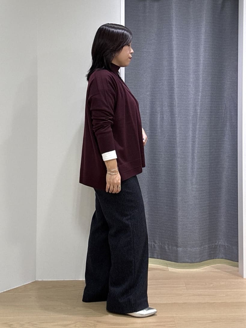 Akiさんの「INDIVI｜【洗える／毛玉になりにくい】エクストラファインウール ハイネックニット」を使ったコーディネート
