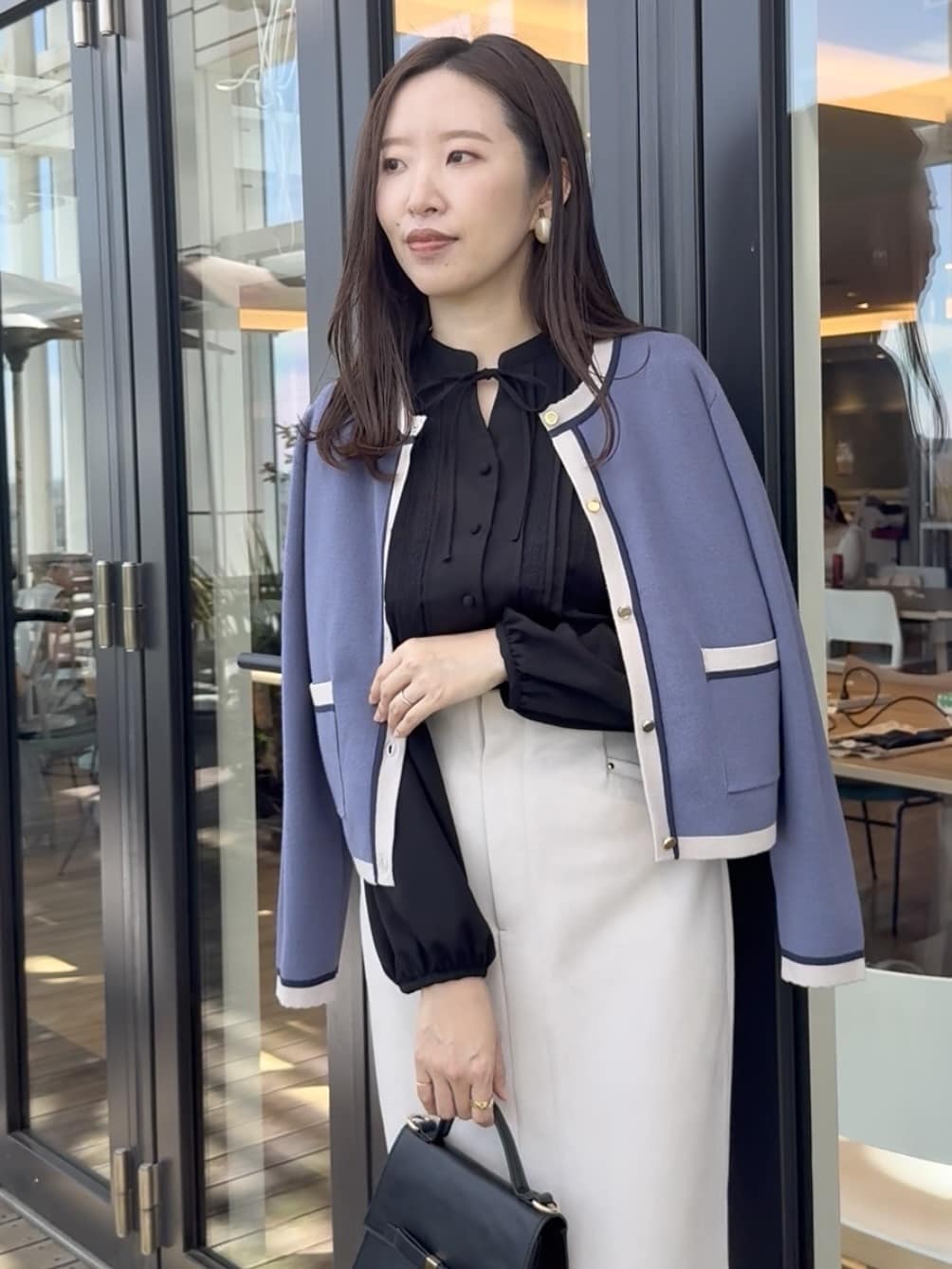 teiさんの「Couture brooch｜【高見え・通勤・大人可愛い】配色総針スカラカーディガン」を使ったコーディネート