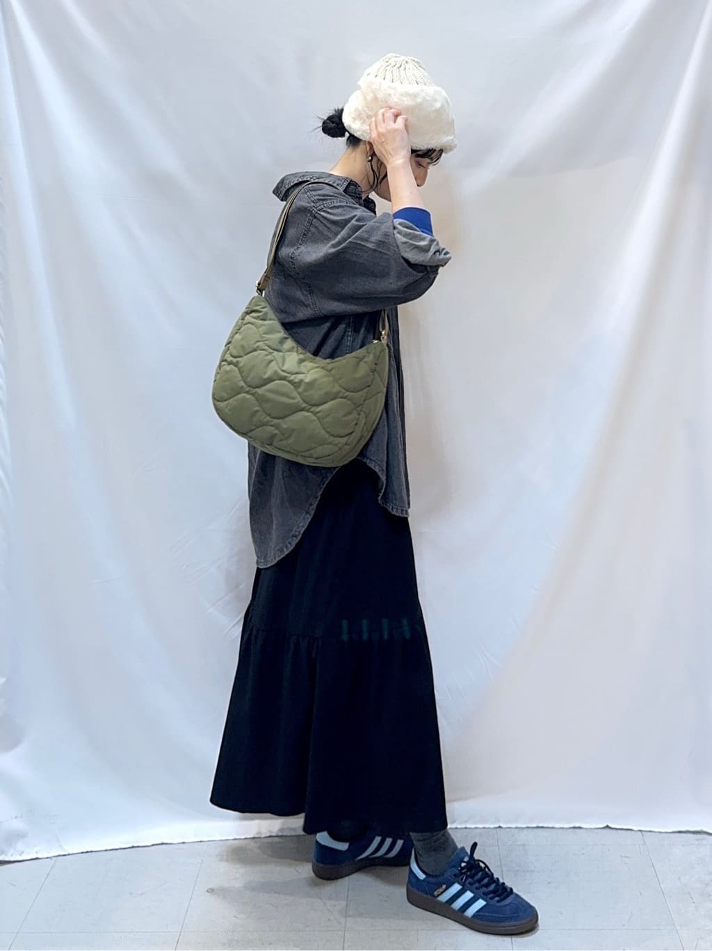 𝐇𝐢𝐫𝐨𝐦𝐢さんの「SHOO･LA･RUE｜【S-LL】こなれ感をプラスする BIGポケットデニムシャツ」を使ったコーディネート