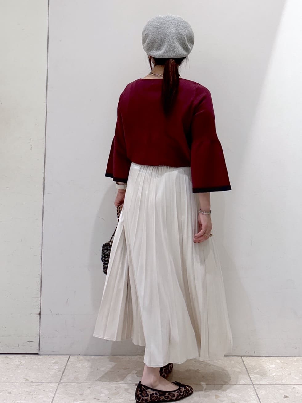 mameさんの「OPAQUE.CLIP｜フェイクスウェードプリーツスカート【静電気防止加工／洗濯機OK】」を使ったコーディネート