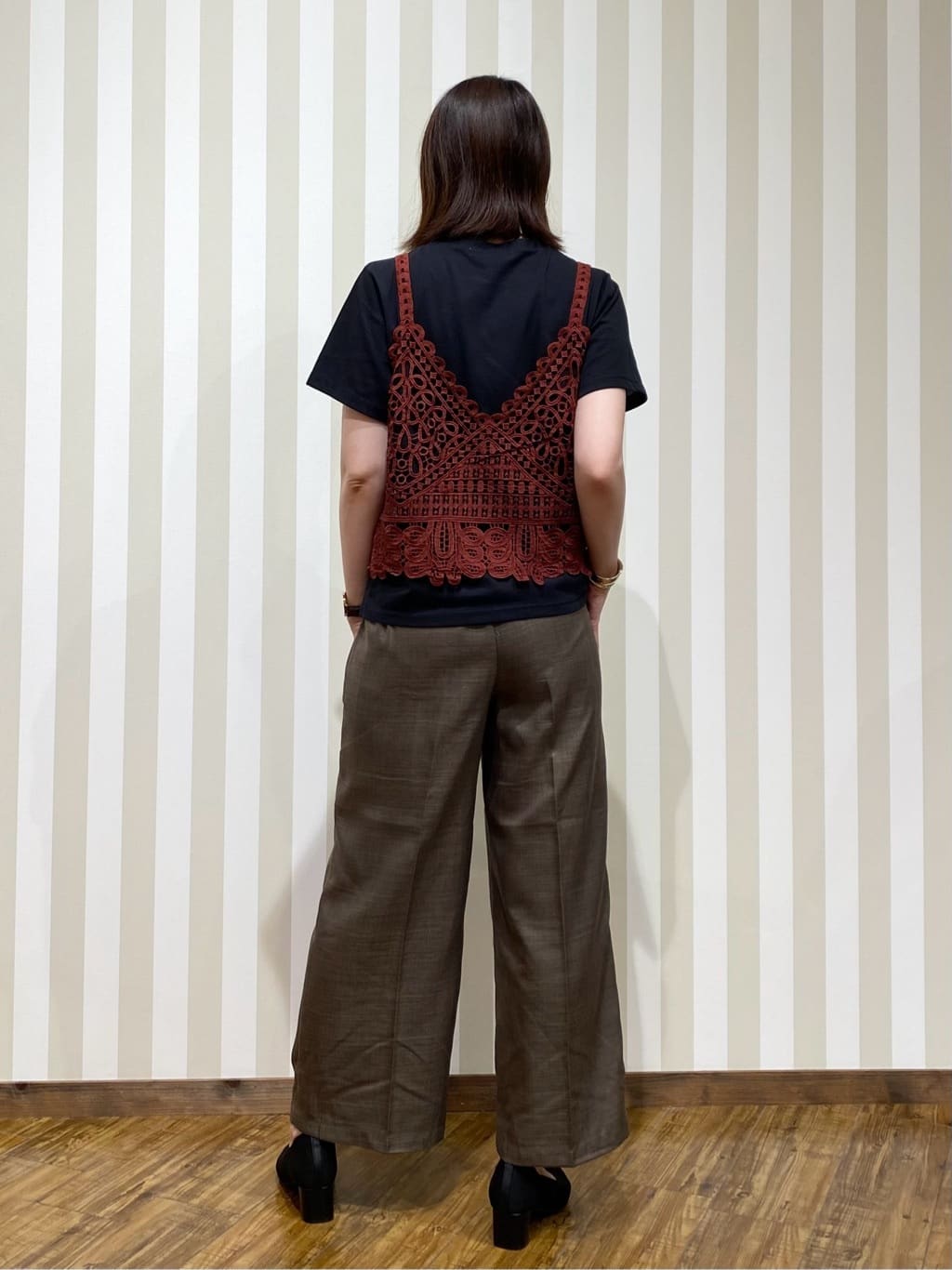 SAOさんの「SHOO･LA･RUE｜【2点セット/ひんやり】レースビスチェ＋Tシャツ」を使ったコーディネート