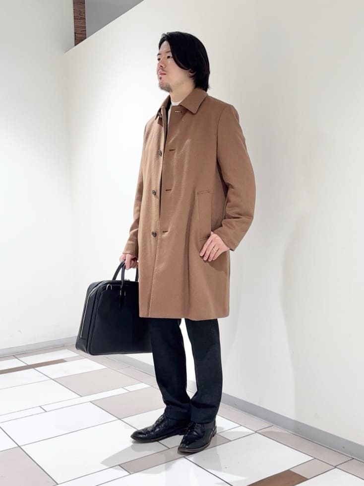 及川さんの「TAKEO KIKUCHI｜カシミヤブレンド ビーバー調ステンカラーコート」を使ったコーディネート