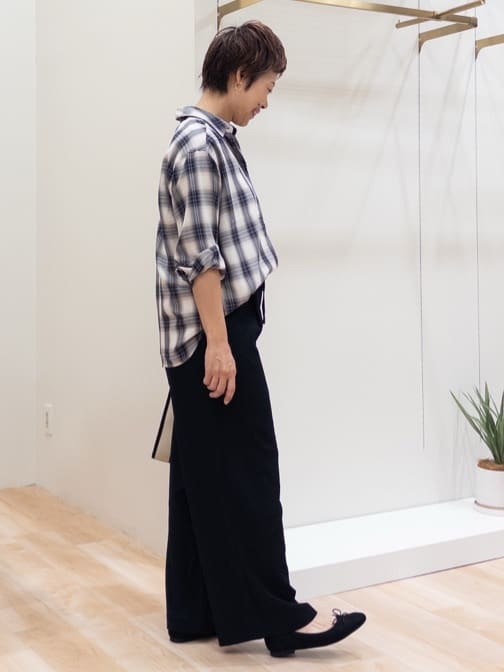 シュウコさんの「grove｜今の季節にちょうどいい　オンブレーチェックシャツ」を使ったコーディネート