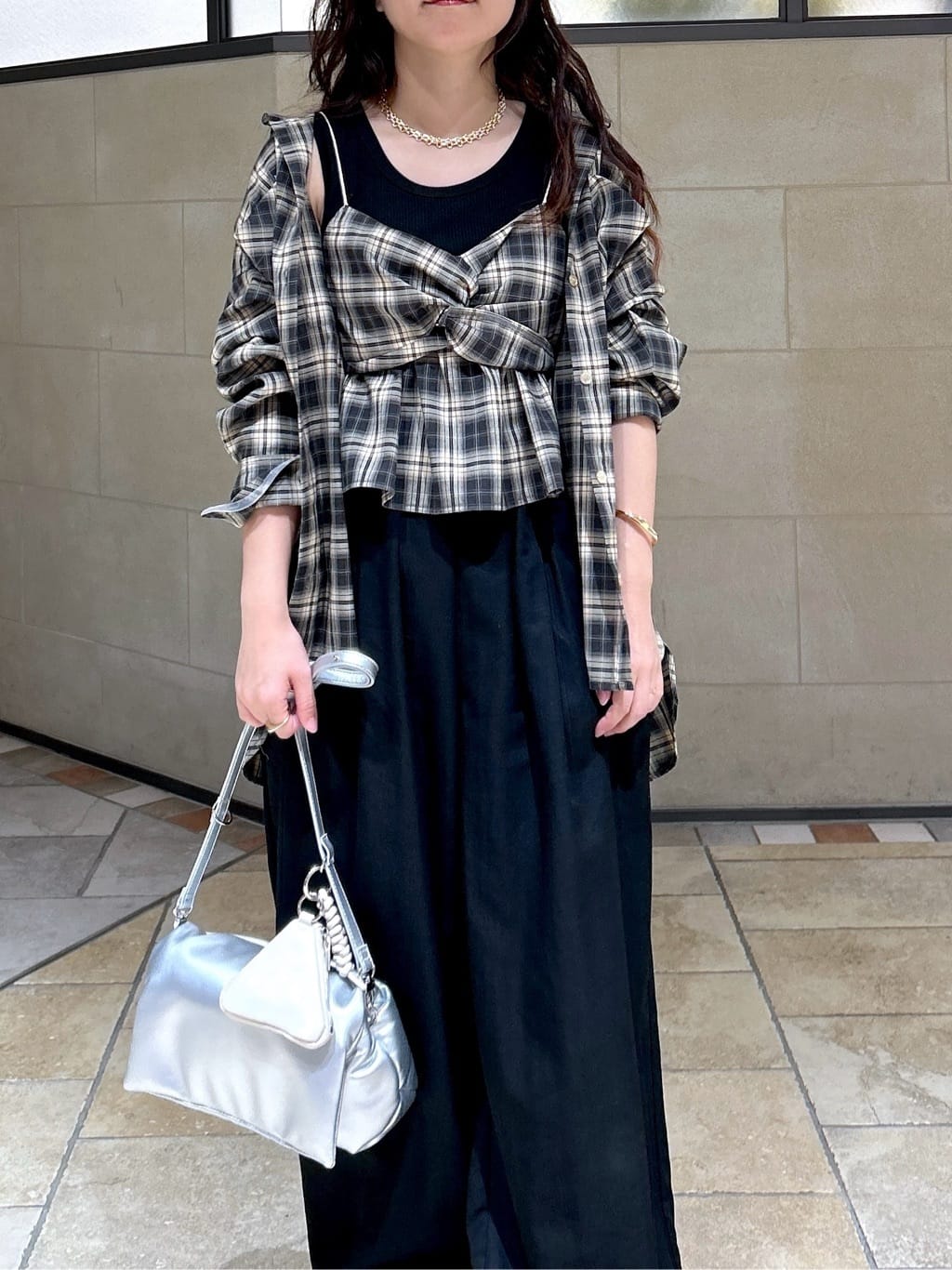 よねさんの「INDIVI｜オンブレチェックシャツ」を使ったコーディネート