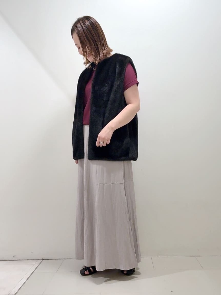 YUIさんの「UNTITLED｜【トレンド/ジレ】フェイクファーベスト」を使ったコーディネート