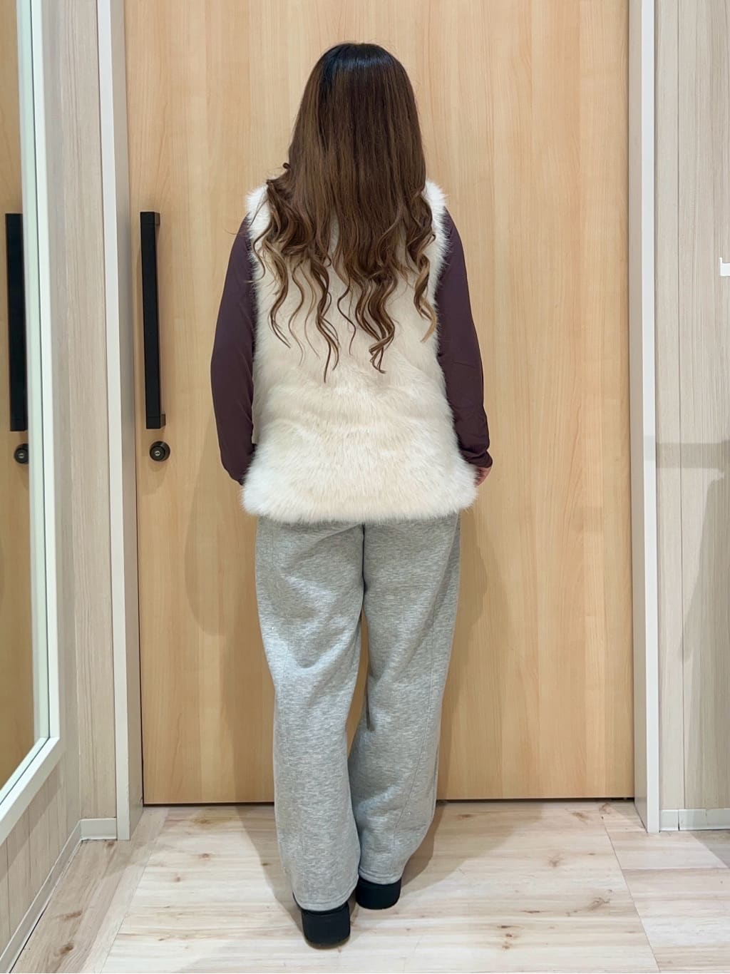 ひっかさんの「SHOO･LA･RUE｜【洗濯機可/あったか/S-LL】裏起毛ストーン付き スウェットカーブパンツ」を使ったコーディネート