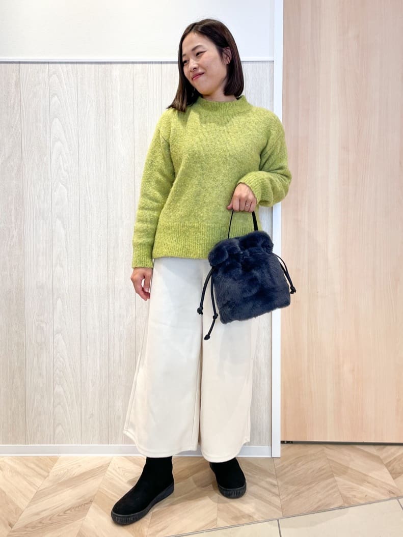 tomoさんの「SHOO･LA･RUE｜フェイクファー巾着ショルダーバッグ」を使ったコーディネート