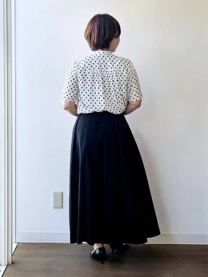 やじまさんの「UNTITLED｜【セットアップ可/リラクシー/通勤】スクエアジオメ柄ブラウス」を使ったコーディネート