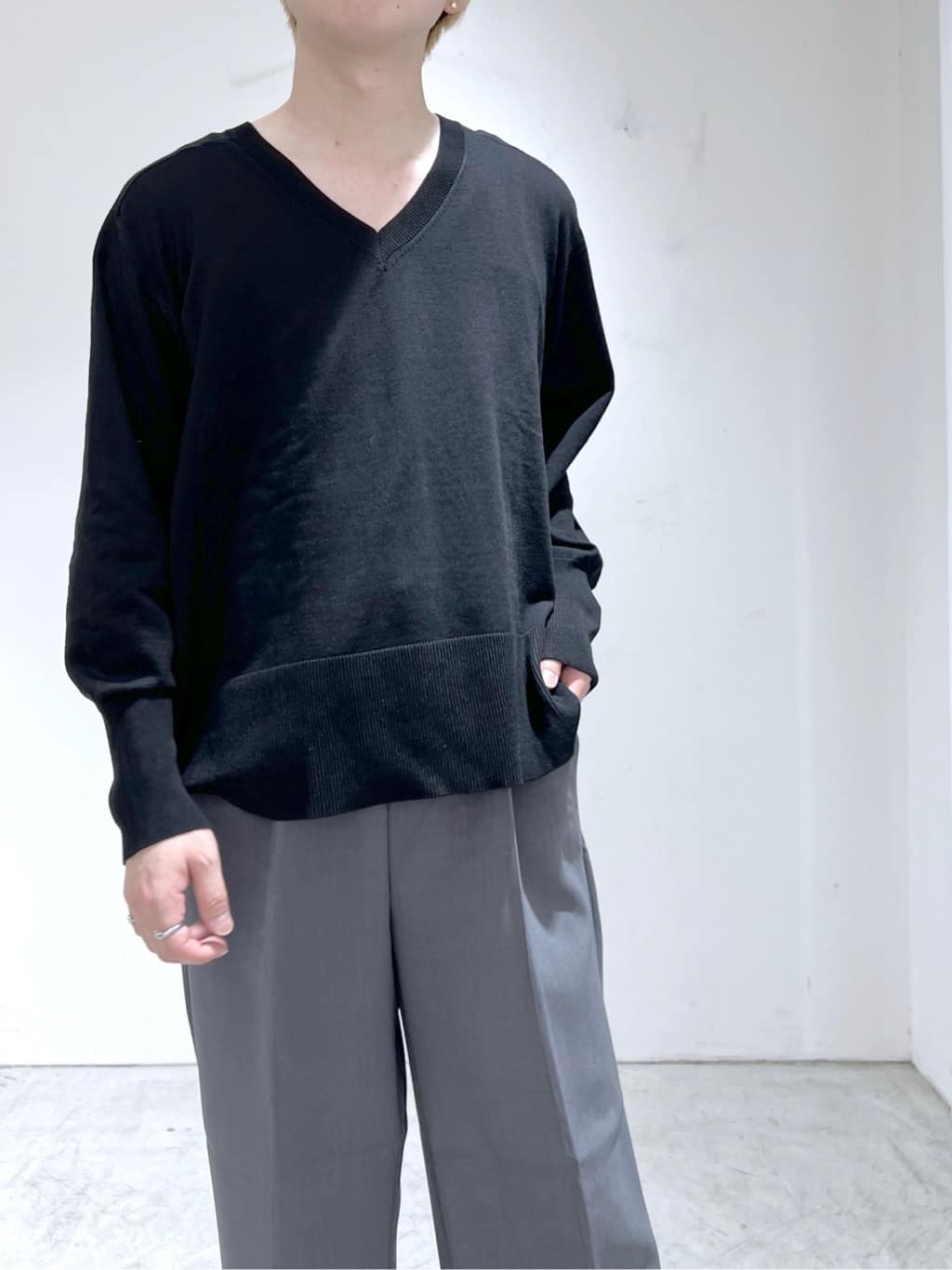 JINさんの「OPAQUE.CLIP｜リラクシーVネックニット【洗濯機洗OK】《6col》」を使ったコーディネート