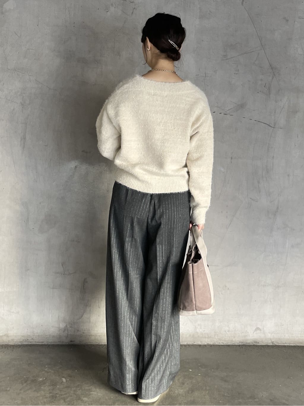 tomokoさんの「OPAQUE.CLIP｜スパンコールフェザーVネックニット【洗濯機OK】」を使ったコーディネート