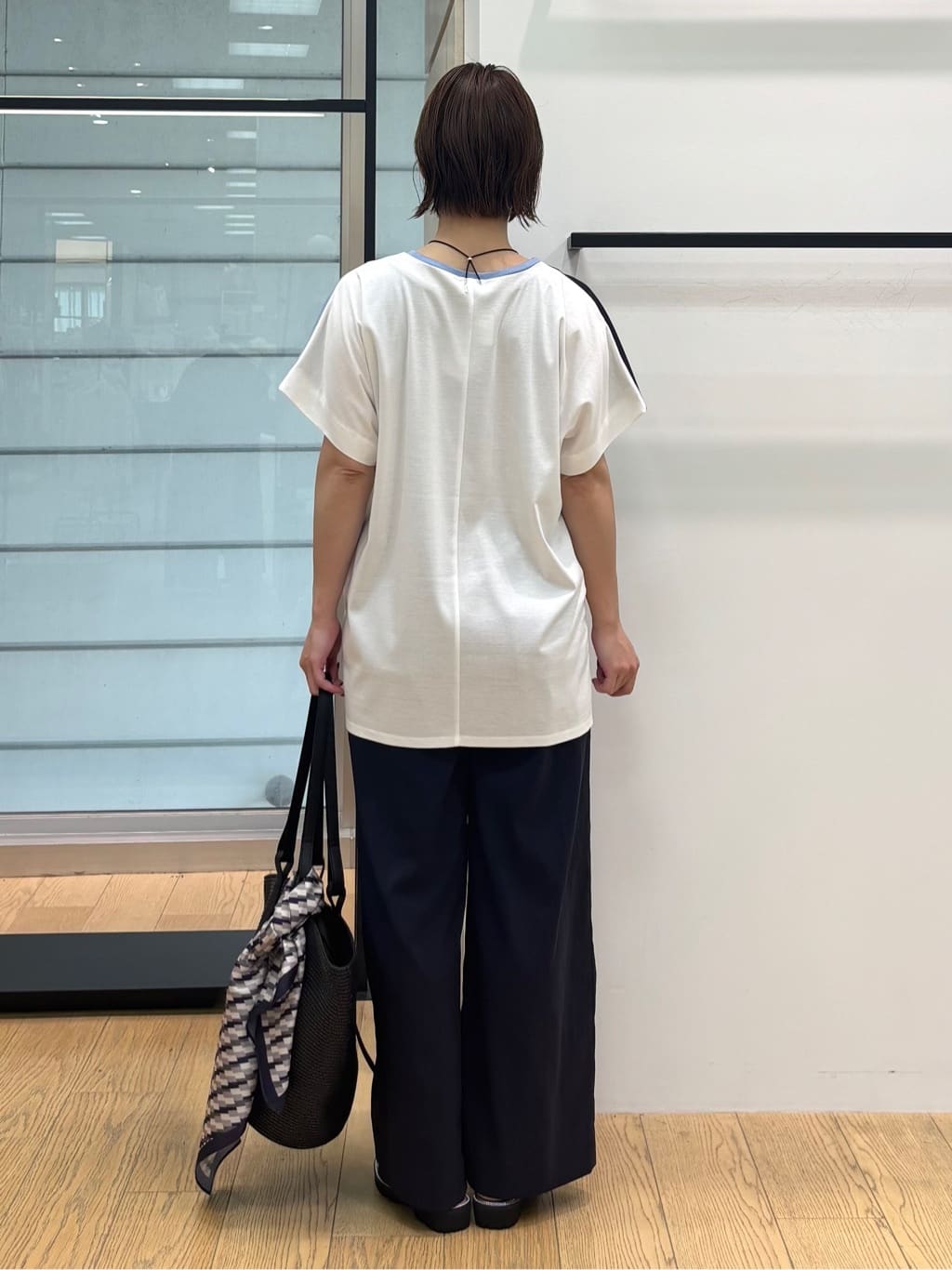 asamiさんの「INDIVI｜【洗える／汗ジミ防止】バイカラー＆アシメヘム Tシャツ」を使ったコーディネート