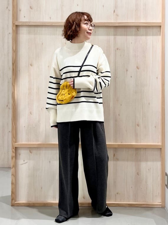 nakoさんの「THE SHOP TK｜【インしないで着られる】金ボタン ハイネックニット/毛玉になりにくい/静電気防止/洗濯機OK」を使ったコーディネート