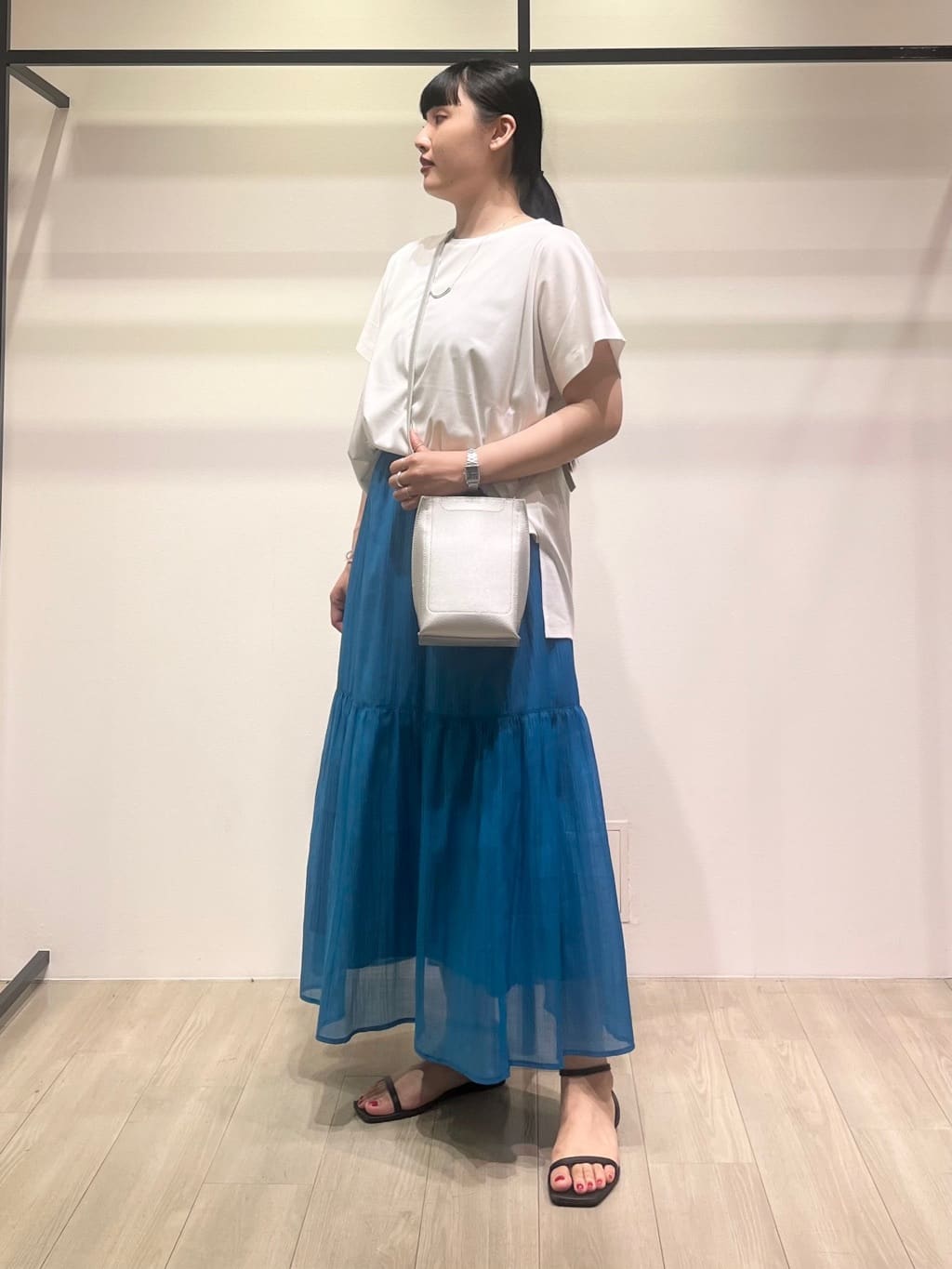 hasuさんの「INDIVI｜【洗える／汗ジミ防止】バイカラー＆アシメヘム Tシャツ」を使ったコーディネート