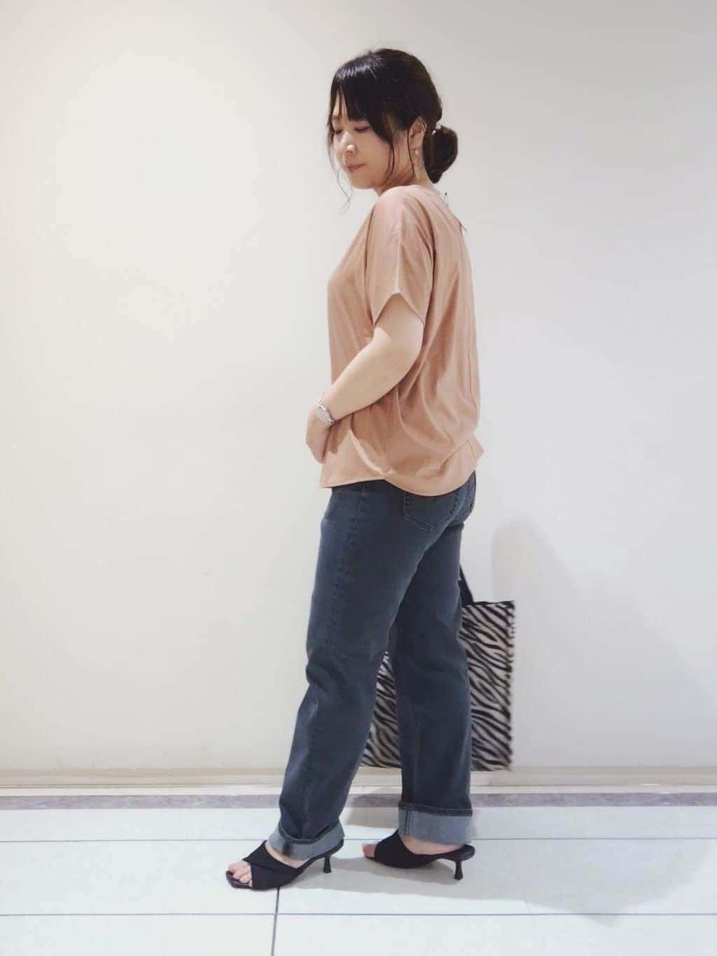 TOMOMIさんの「INDIVI｜【インナーとしても活躍！】シンプルTシャツ」を使ったコーディネート