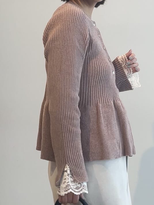 abeさんの「Couture brooch｜【洗える・ストレッチ・通勤】スエード調ダンボールIラインスカート」を使ったコーディネート