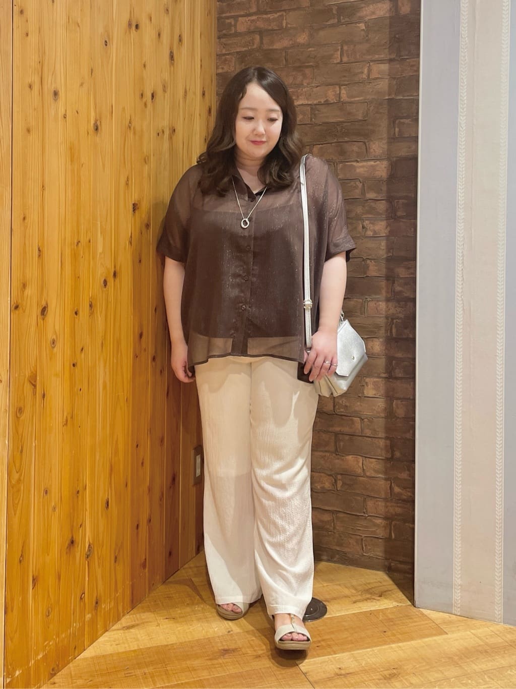 Risaさんの「SHOO･LA･RUE｜大人のシアー感 ラメが華やかな楊柳ポンチョシャツ」を使ったコーディネート