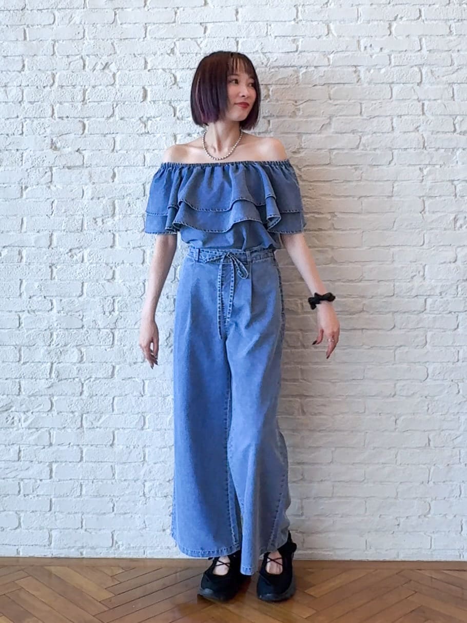 𝐜𝐡𝐢𝐤𝐚さんの「SHOO･LA･RUE｜【セットアップ可/前後2WAY/オフショル2WAY】着こなしを楽しめる デニムフリルブラウス」を使ったコーディネート