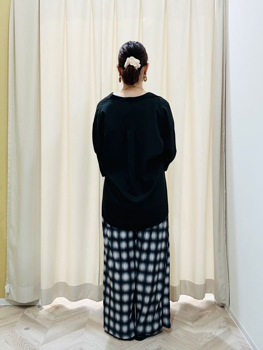 ちはるさんの「SHOO･LA･RUE｜【S-LL/洗濯後しわになりにくい】コットン風 前あきドルマンブラウス」を使ったコーディネート