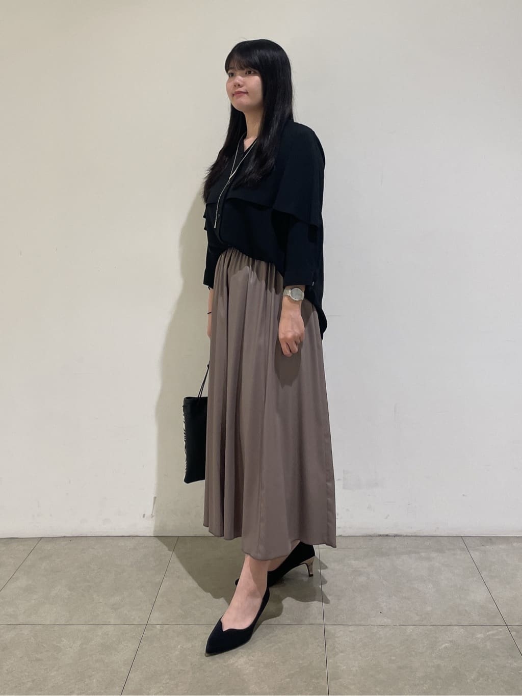 emikaさんの「INDIVI｜【羽織りとしても活躍！】ケープカラーブラウス」を使ったコーディネート