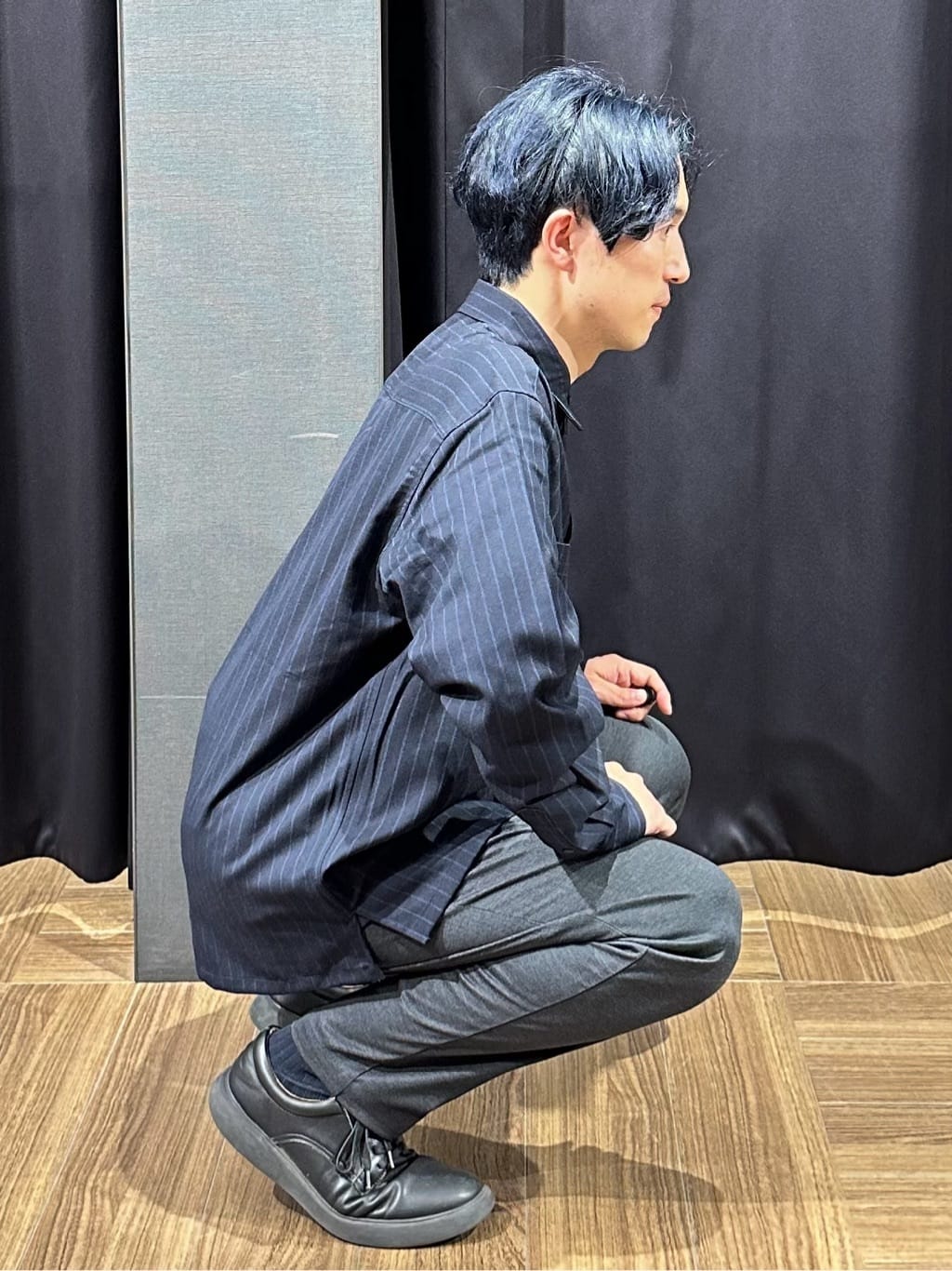 tomoyaさんの「THE SHOP TK｜ダブルポケットストライプ長袖シャツ 【洗濯機OK】」を使ったコーディネート