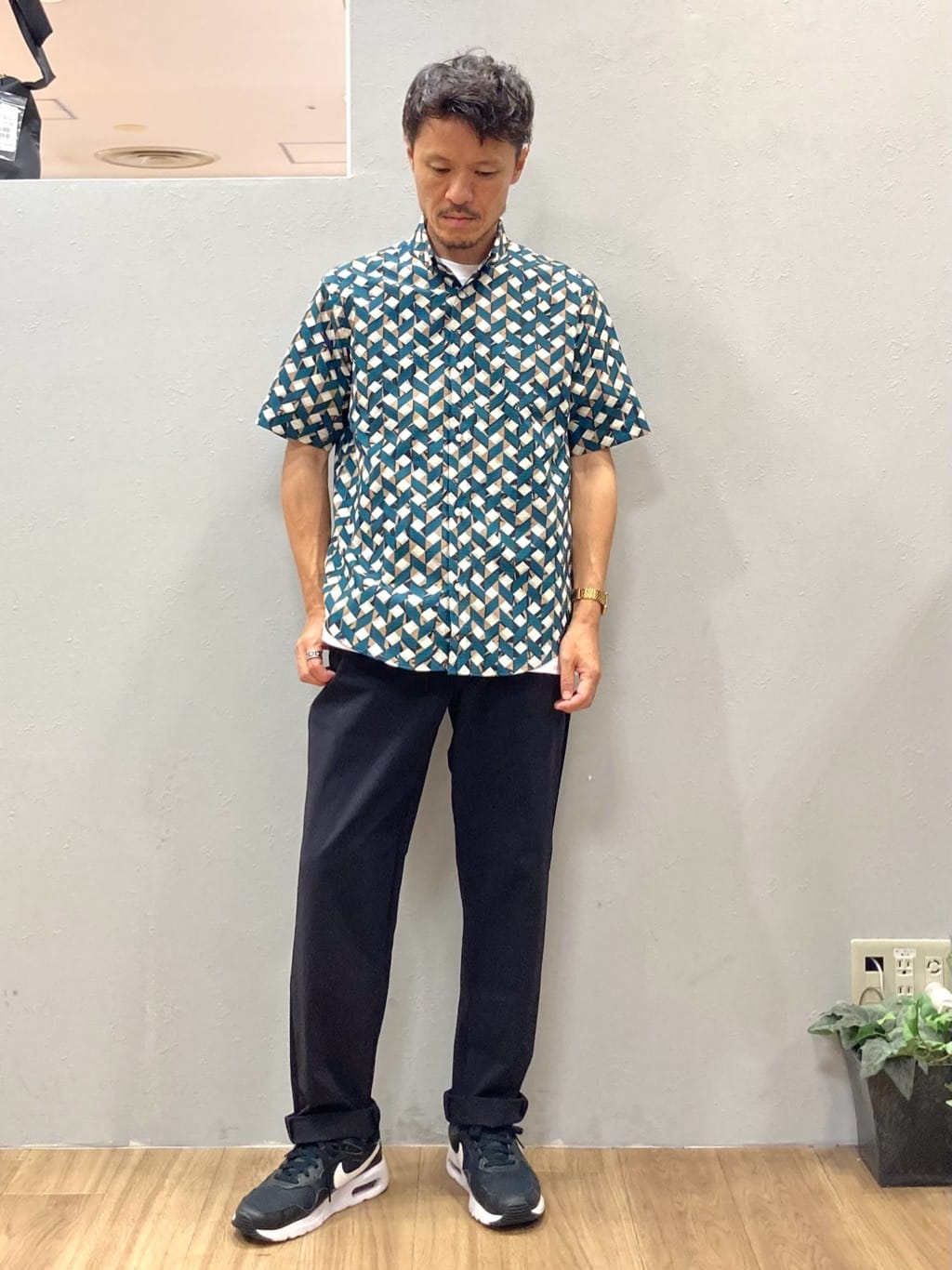 シュンさんの「TAKEO KIKUCHI｜【COOL CITY WEAR】籠目アート柄 サッカーシャツ /通気性」を使ったコーディネート