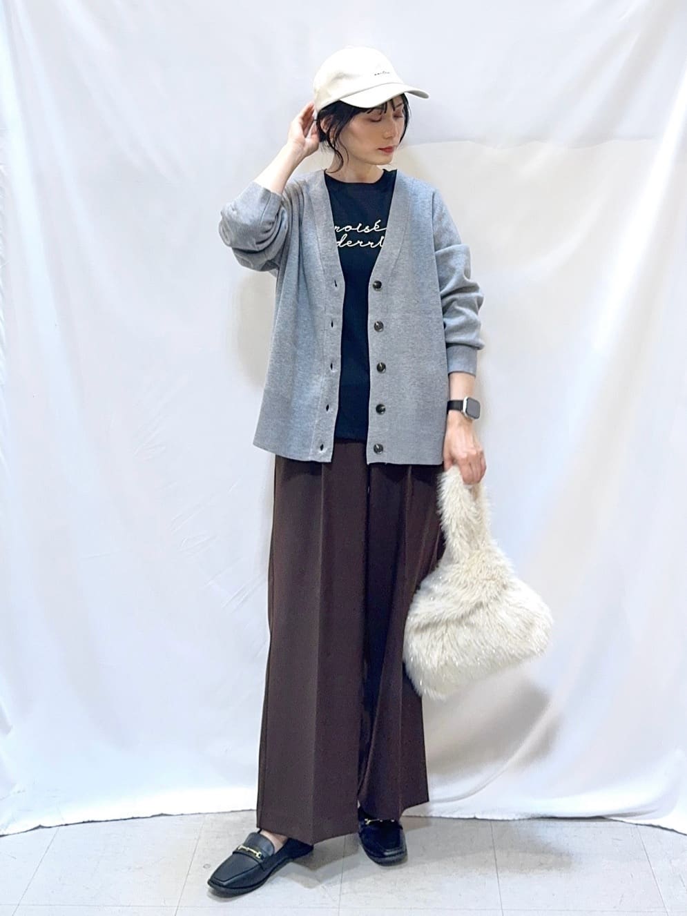 𝐇𝐢𝐫𝐨𝐦𝐢さんの「SHOO･LA･RUE｜【洗える/毛玉レス】表面がきれいなVネックカーディガン」を使ったコーディネート