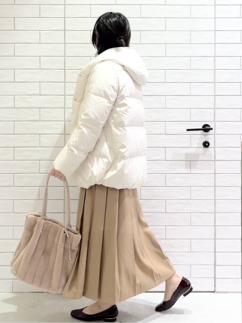 しおりさんの「OPAQUE.CLIP｜撥水フードミドルダウンコート【防風／抗菌防臭／洗濯機OK】《S～LL》」を使ったコーディネート