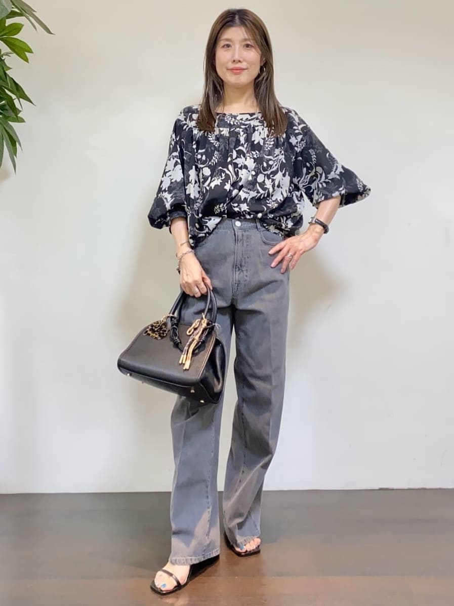 tomoさんの「UNTITLED｜【洗える/セットアップ可能】オーナメントフラワー ブラウス」を使ったコーディネート