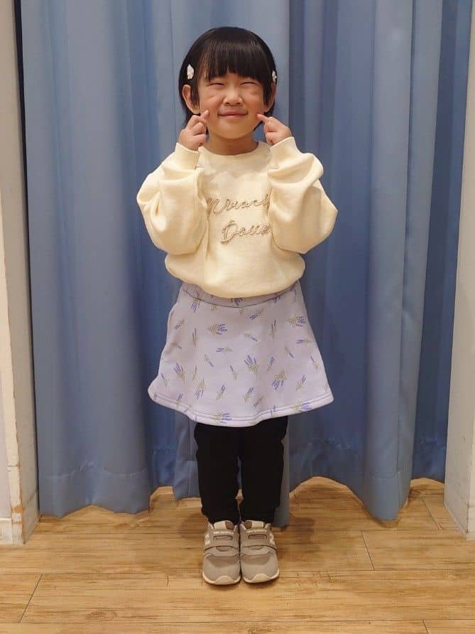 Yuiさんの「SHOO･LA･RUE｜【100-150cm/リンク可/洗濯機可】ウェットライク刺繍ロゴニット」を使ったコーディネート