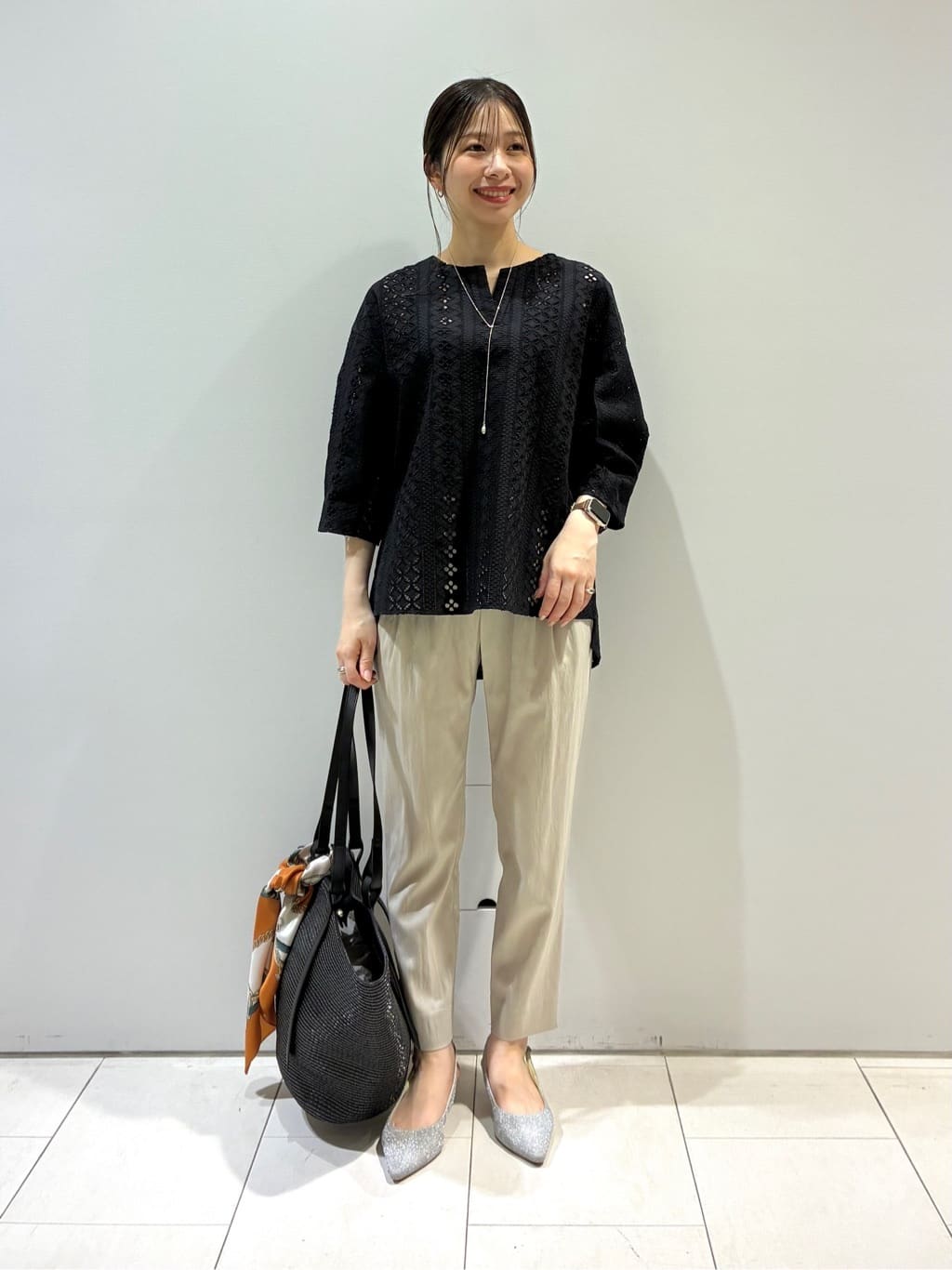 KAOさんの「INDIVI｜【60cm四方】スクエアスカーフ」を使ったコーディネート