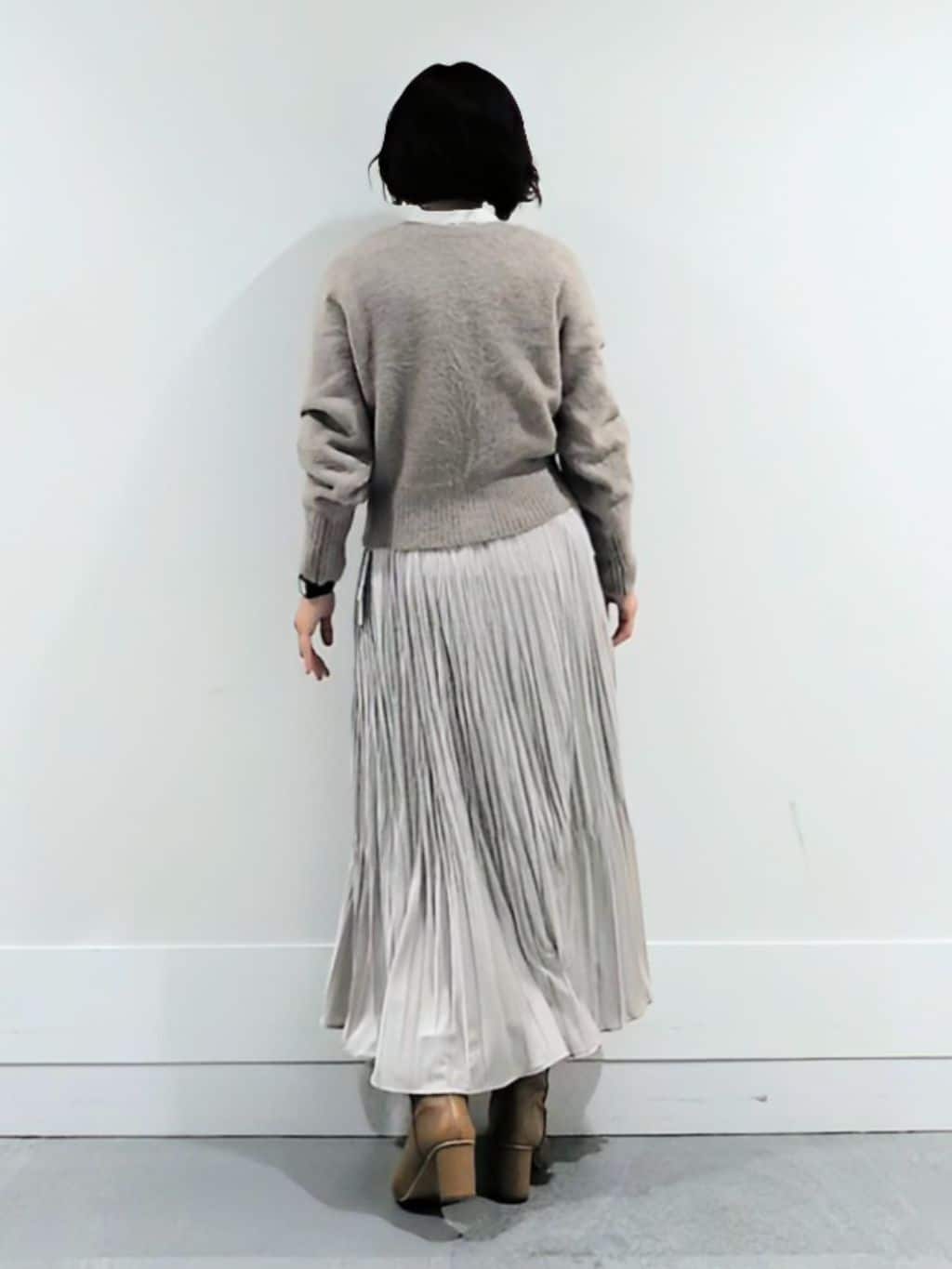 ミズタさんの「UNTITLED｜【ふわふわニット/前後2WAY】フォックスカシミヤカーディガン」を使ったコーディネート