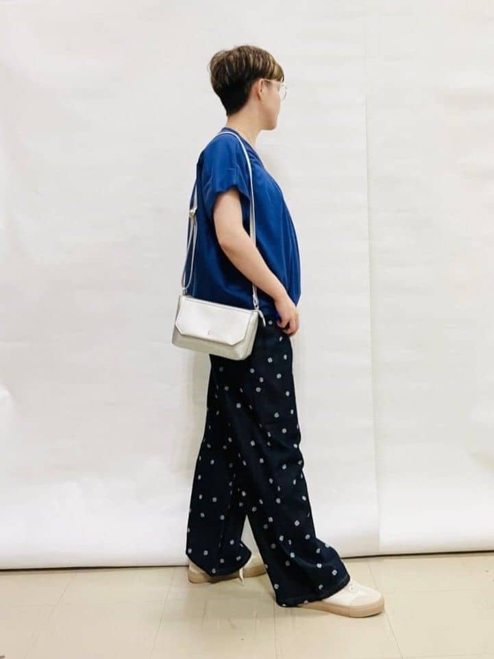 なっちゃんさんの「SHOO･LA･RUE｜【S-LL】周りと差がつく デイジー柄デニムワイドパンツ」を使ったコーディネート