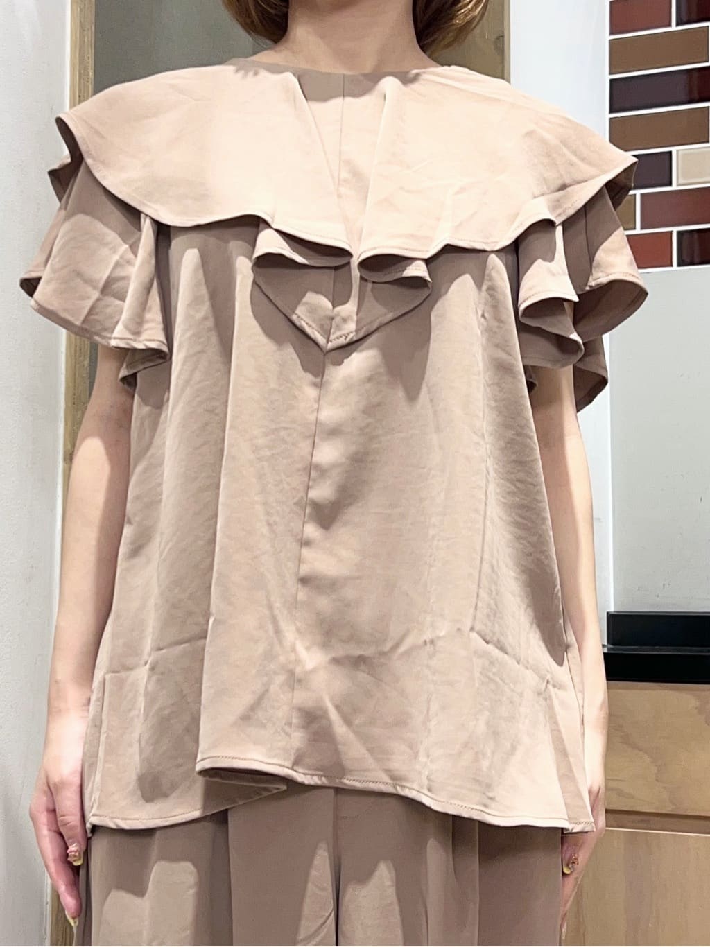 かのさんの「THE SHOP TK｜【ONOFF活躍】フリルデザインブラウス/セットアップ可」を使ったコーディネート