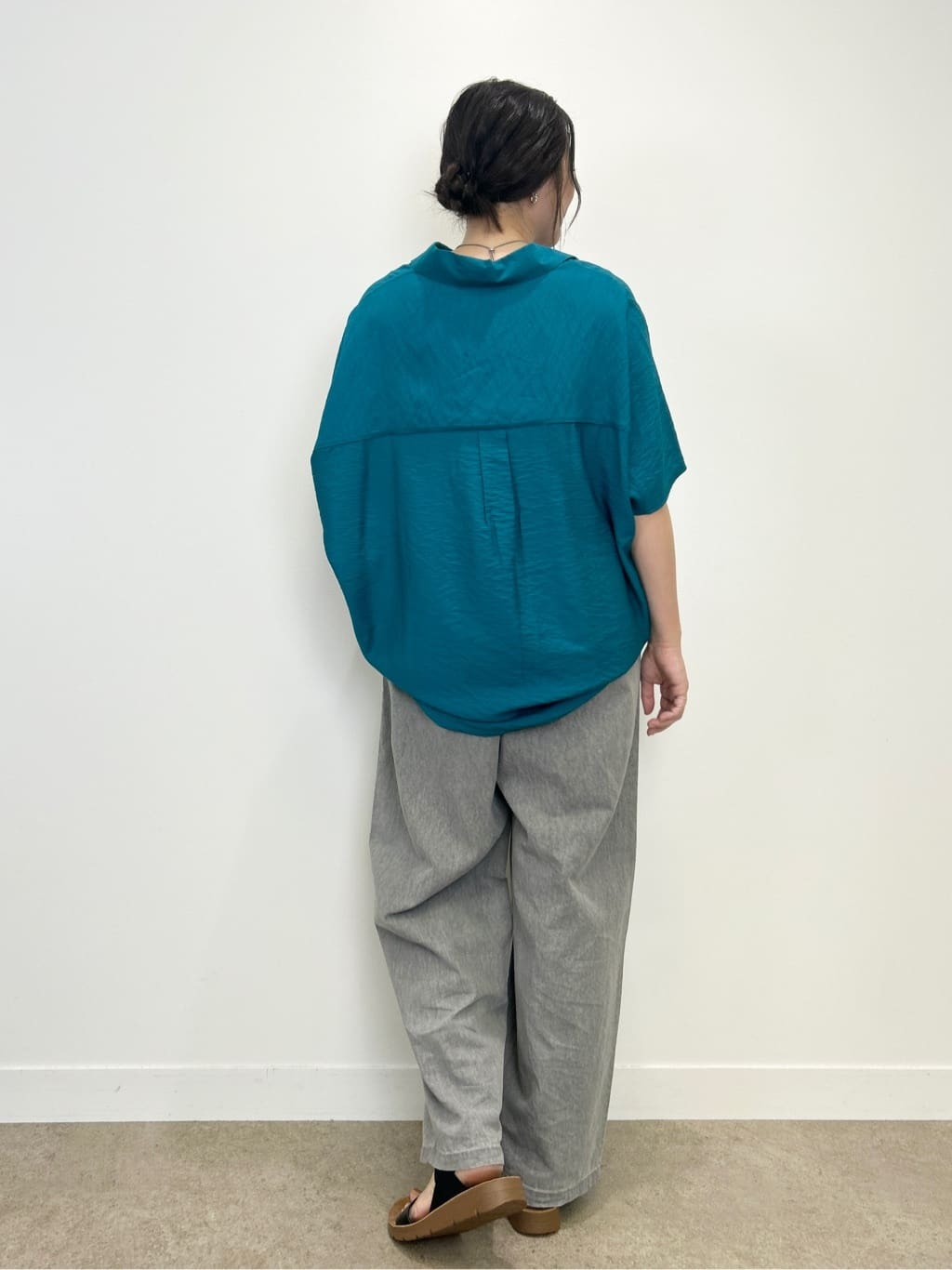 shinoさんの「SHOO･LA･RUE｜【洗える/S-LL/5分袖】1枚でも羽織としても。さらさらドレープシャツ」を使ったコーディネート