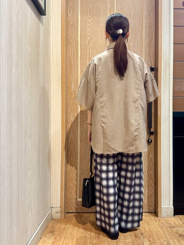 KAORIさんの「SHOO･LA･RUE｜【洗える/S-LL】大きめのフリルが印象的 デザインブラウス」を使ったコーディネート