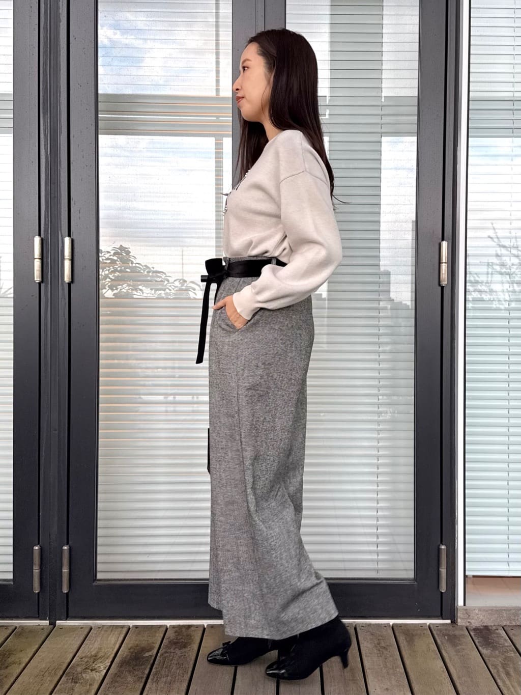 teiさんの「Couture brooch｜【パール調・ビジューデザイン】華やかロゴニット」を使ったコーディネート