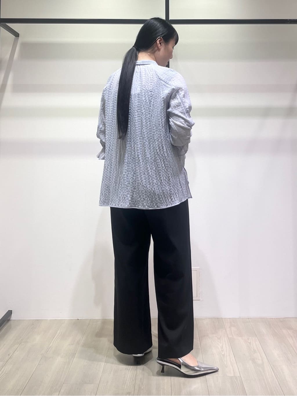 hasuさんの「INDIVI｜【洗える／シャーリング素材】ボリューム袖エアリーブラウス」を使ったコーディネート