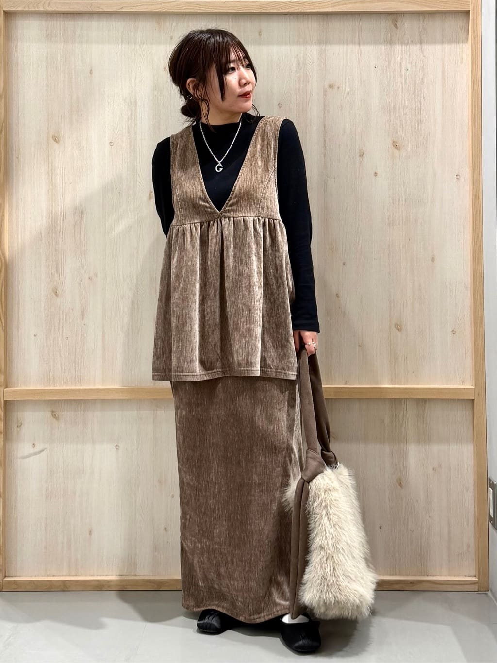nanaさんの「THE SHOP TK｜ベロアセットアップ」を使ったコーディネート
