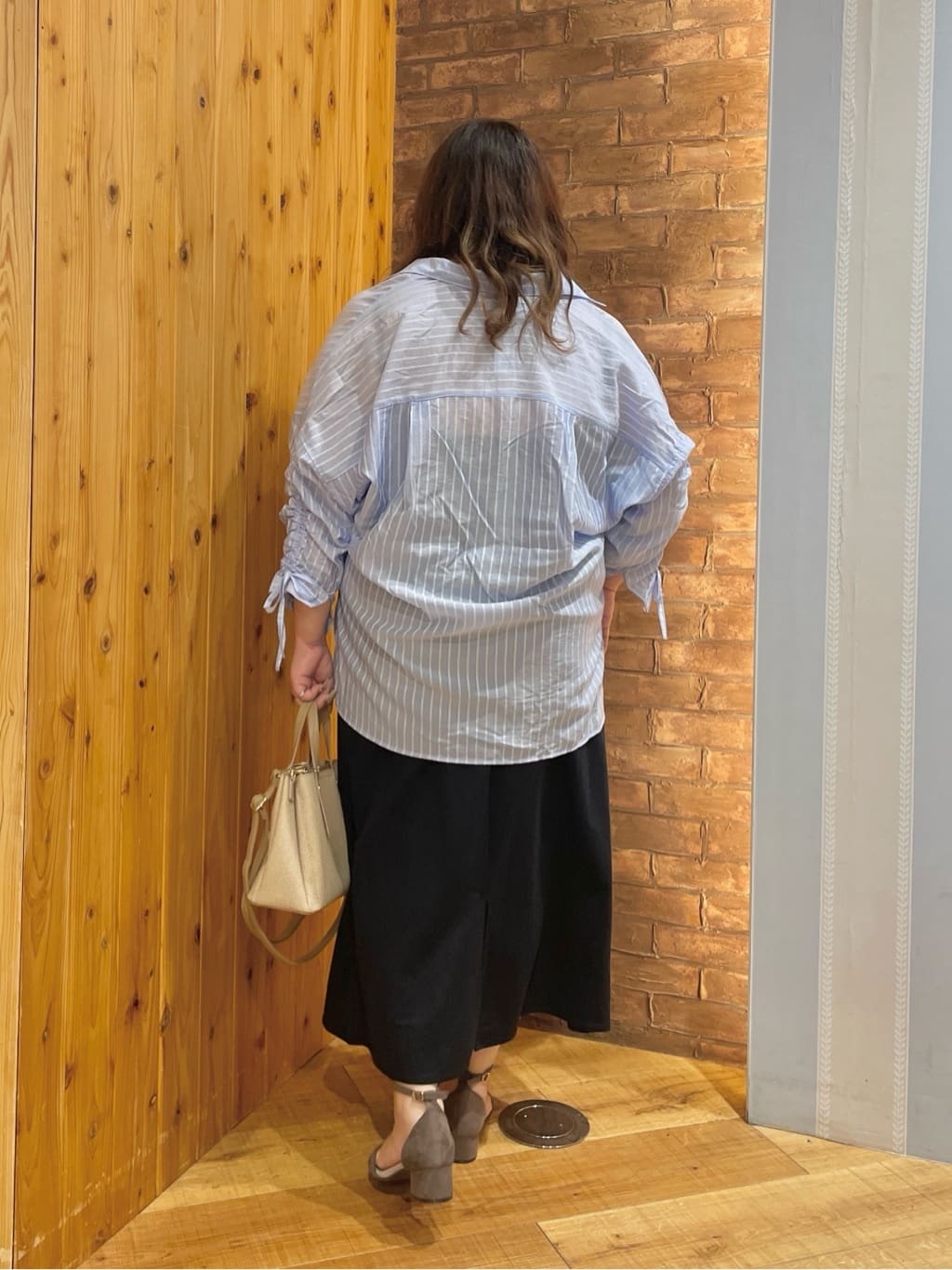 Risaさんの「SHOO･LA･RUE｜【S-LL】程よい透け感 ストライプ柄 お袖ギャザーデザインシャツ」を使ったコーディネート