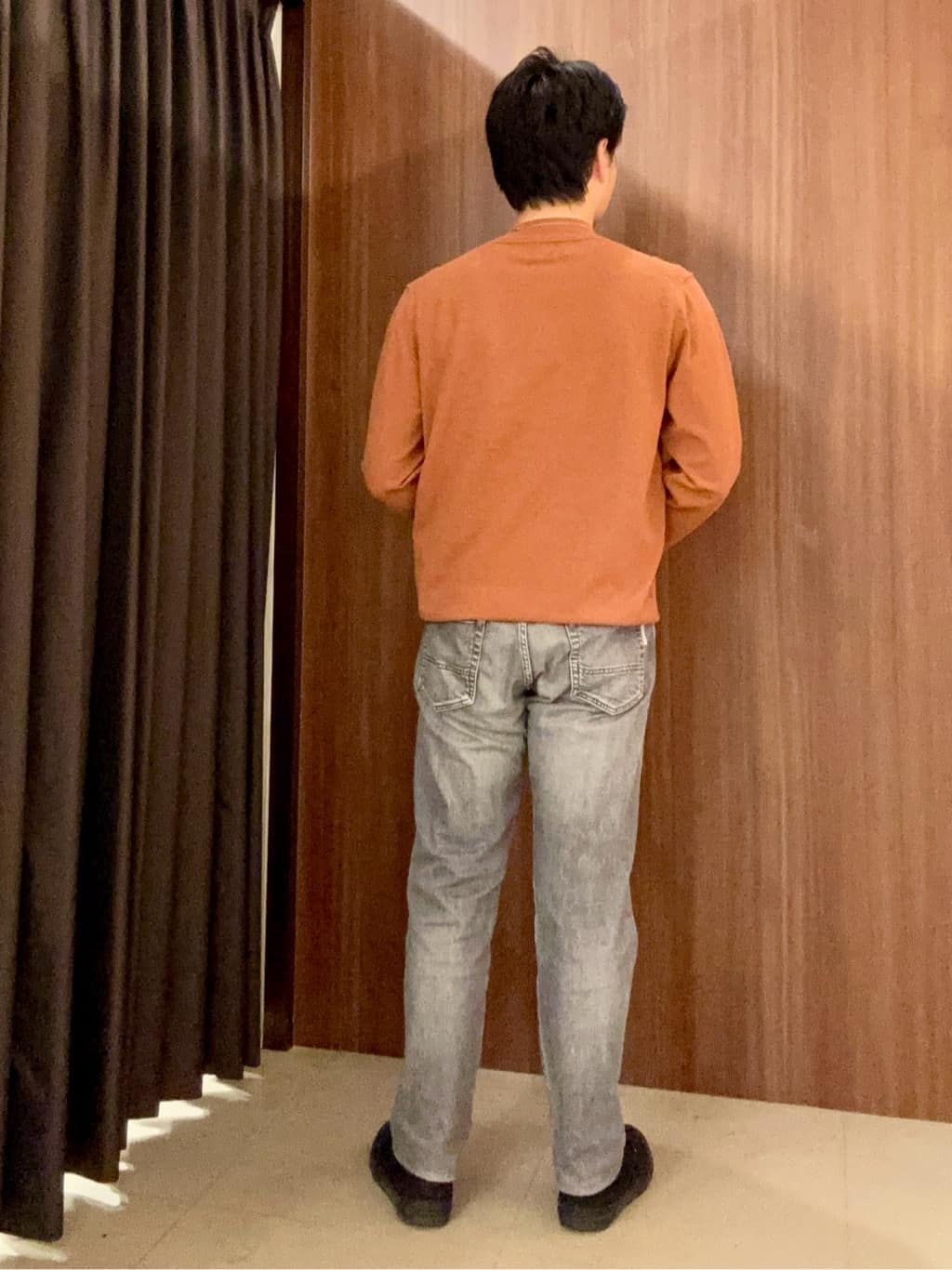 中村さんの「TAKEO KIKUCHI｜ハイゲージ モックネック ニット プルオーバー」を使ったコーディネート