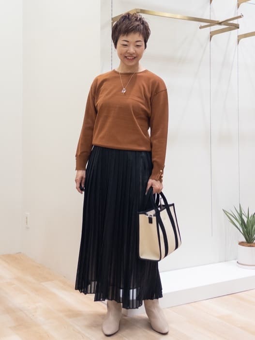シュウコさんの「grove｜ON/OFF毎日使える！袖口ボタンドロップショルダーニット」を使ったコーディネート