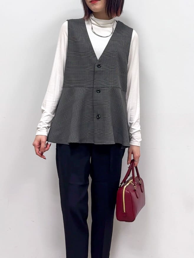 𝐜𝐡𝐢𝐤𝐚さんの「SHOO･LA･RUE｜【S-LL/セットアップ可/洗濯後しわになりにくい】ペプラムジレ」を使ったコーディネート